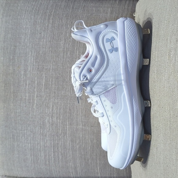 NWT  Under Armour Women's Glyde Softball Cleats Size 7 - Picture 1 of 9